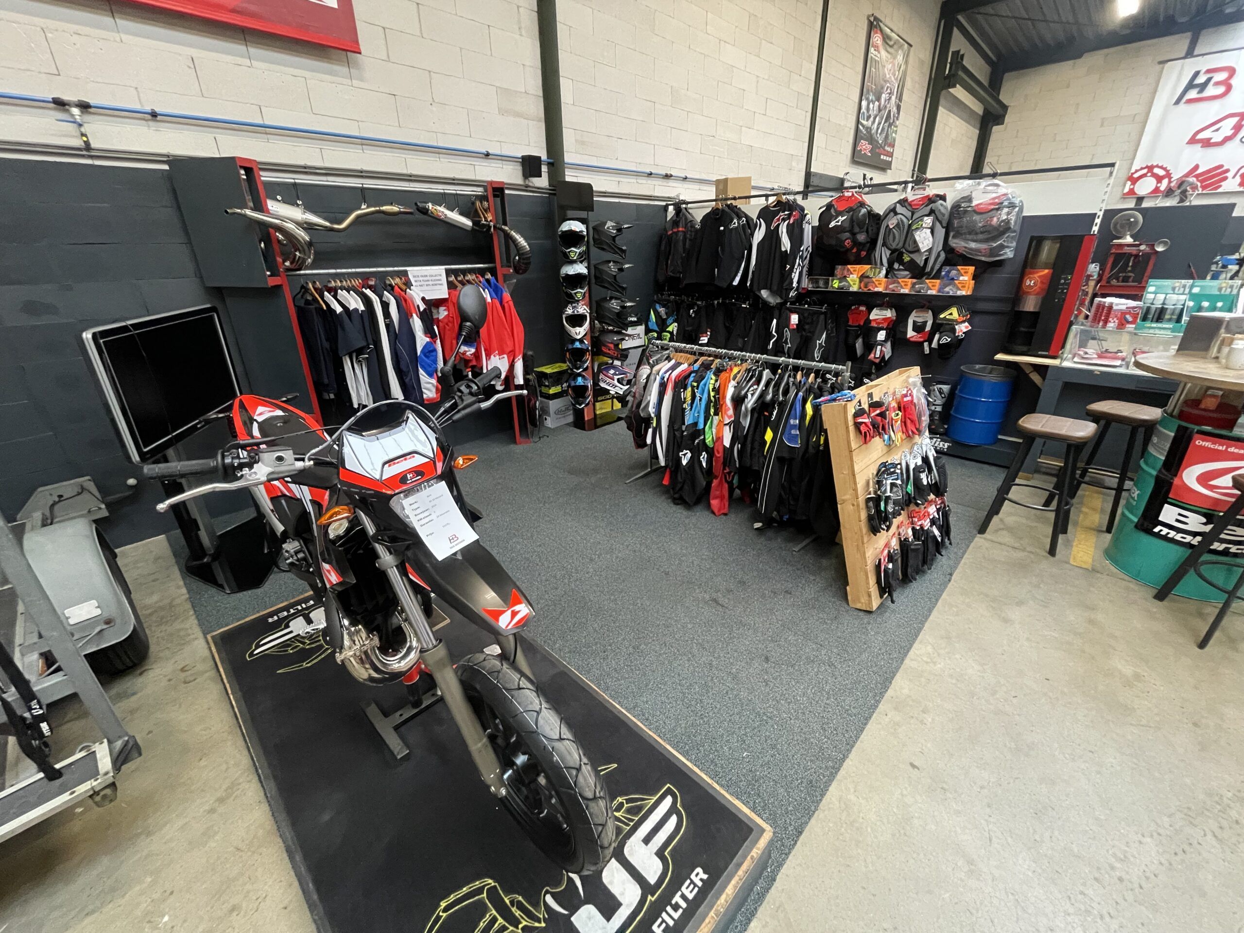 kledingwinkel H&B Motoren weert